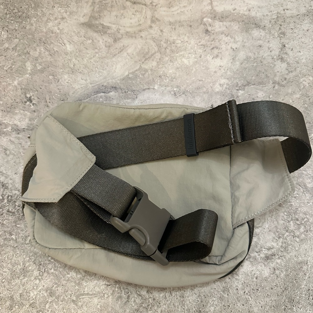 COPY - lululemon Clean Lines Belt Bag